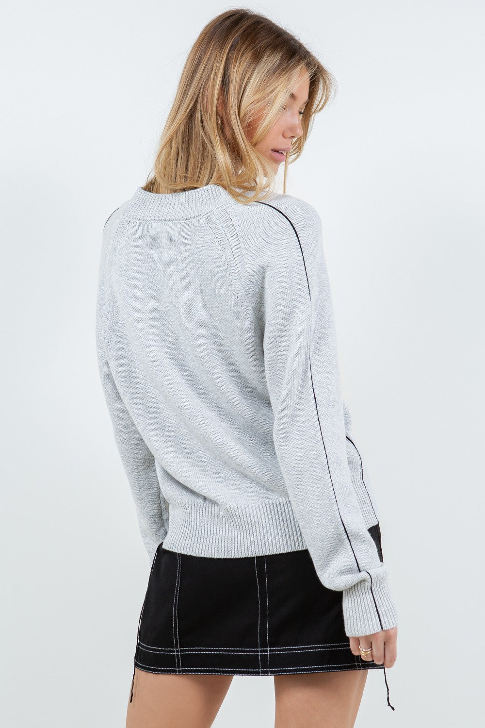 CONTRAST YARN SWEATER