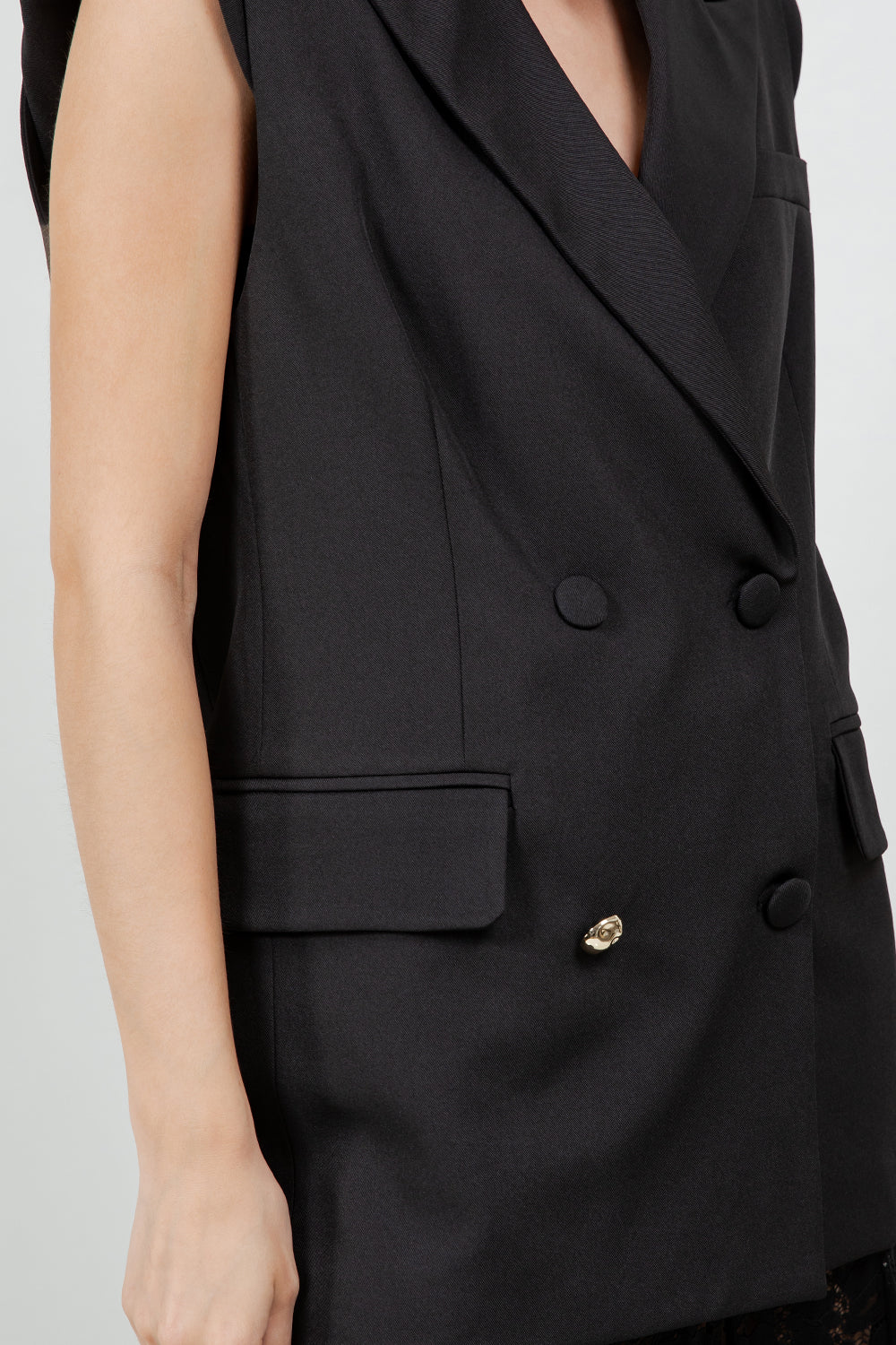 STRUCTURED WOVEN VEST JACKET W ACCENT GOLD BUTTON - BLACK