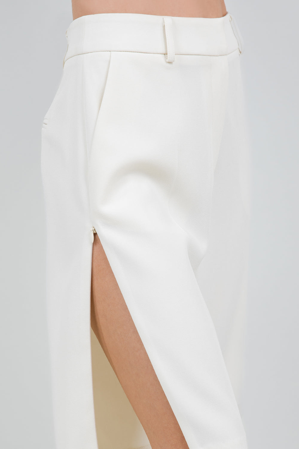 KNEE LENGTH WOVEN TROUSER SHORTS WITH SIDE ZIPPERS - CREAM