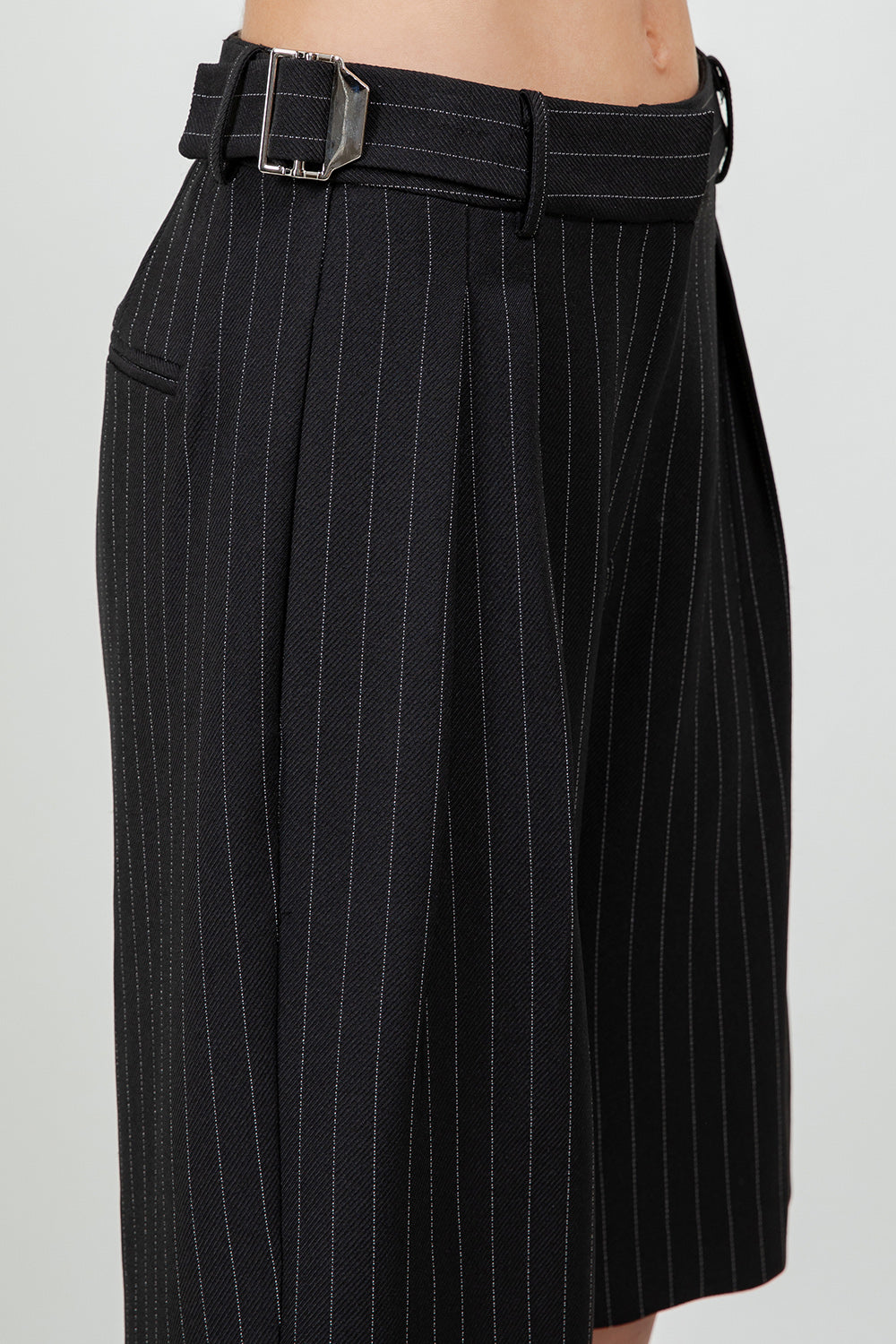 LIGHTWEIGHT PINSTRIPE BERMUDA SHORTS - BLACK/WHITE