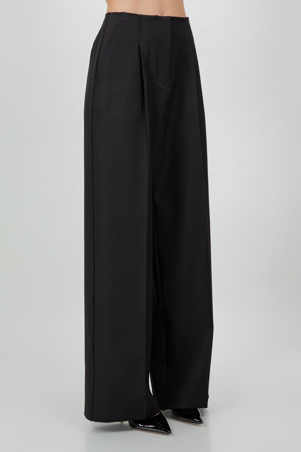 PLEATED WAIST SLIM FIT TROUSERS - BLACK