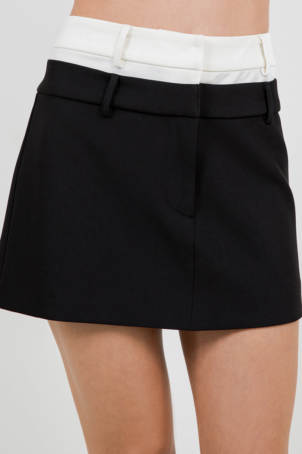 CONTRAST DOUBLE WAISTED STRUCTURED WOVEN SKORT - BLACK/IVORY