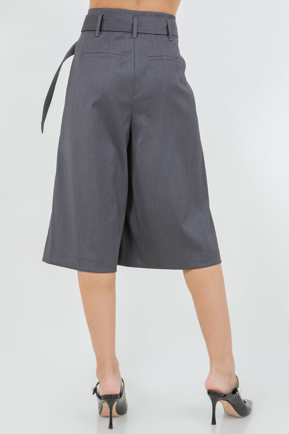 STRUCTURED WOVEN CAPRI LENGTH BELTED SHORTS - CHARCOAL