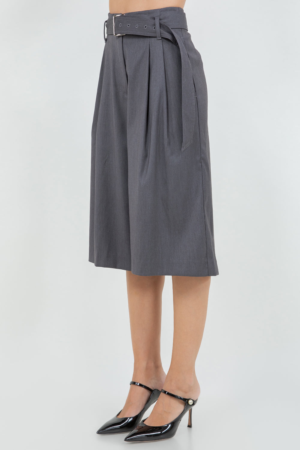 STRUCTURED WOVEN CAPRI LENGTH BELTED SHORTS - CHARCOAL