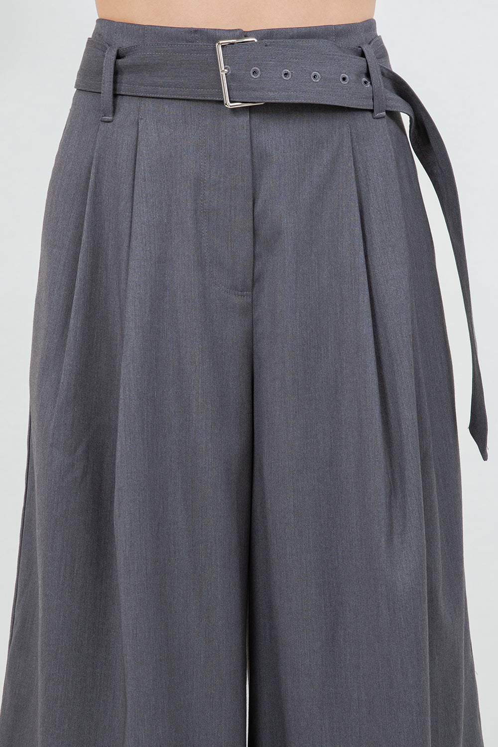 STRUCTURED WOVEN CAPRI LENGTH BELTED SHORTS - CHARCOAL