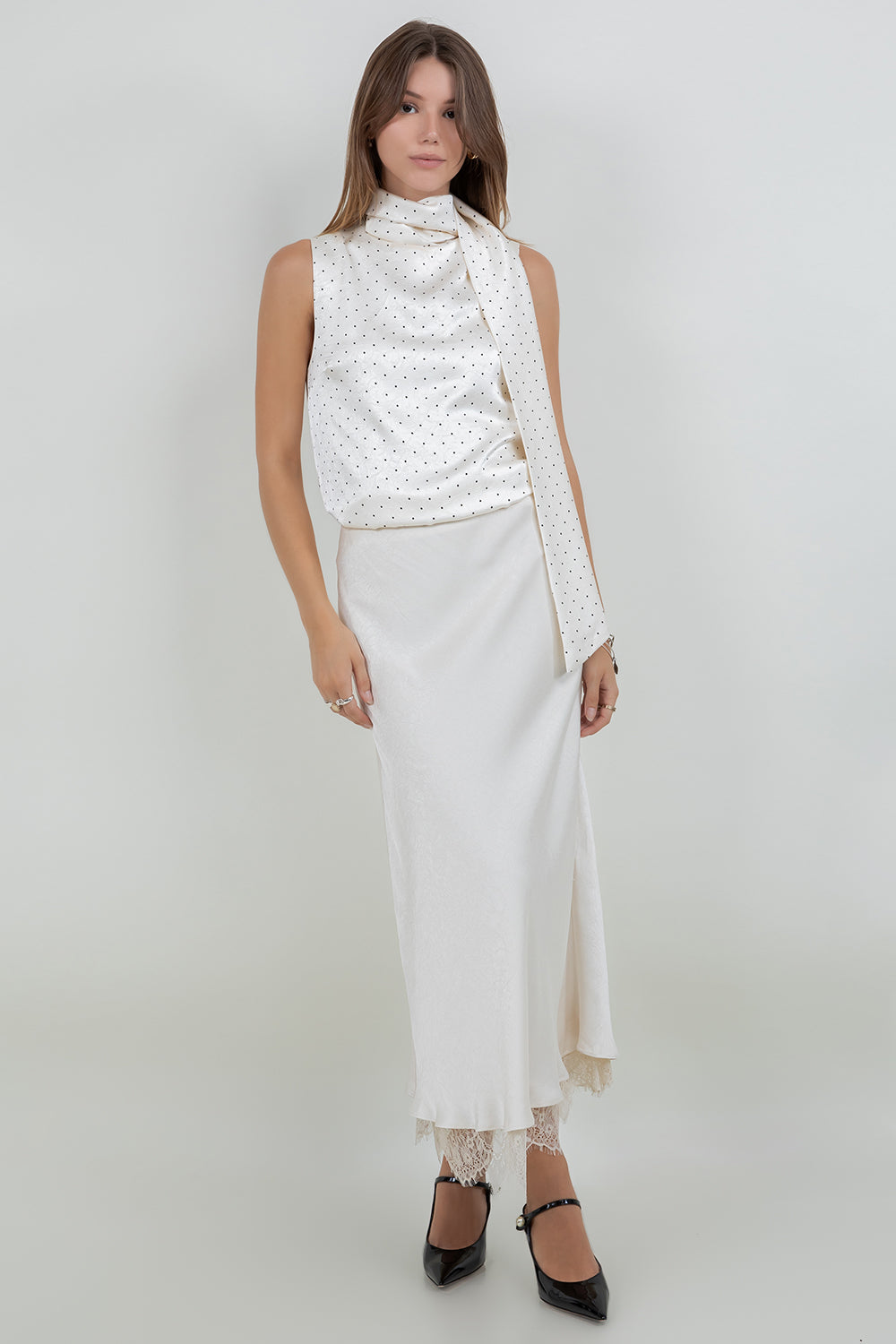 SCARF ATTACHED CRINKLE SATIN SLEEVELESS POLKA DOT BLOUSE