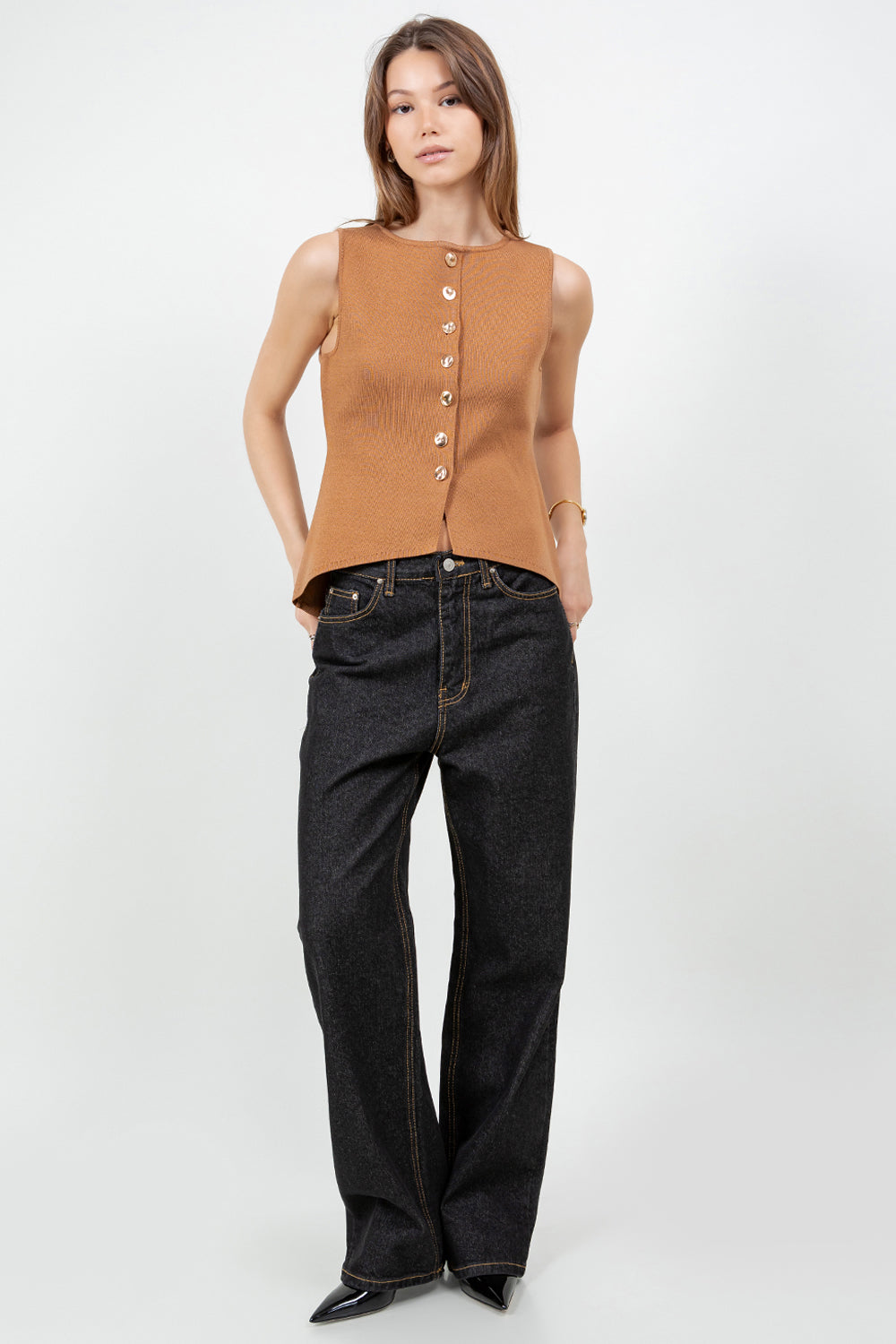 FITTED KNITDOWN TOP WITH ACCENT BUTTONS - CAMEL