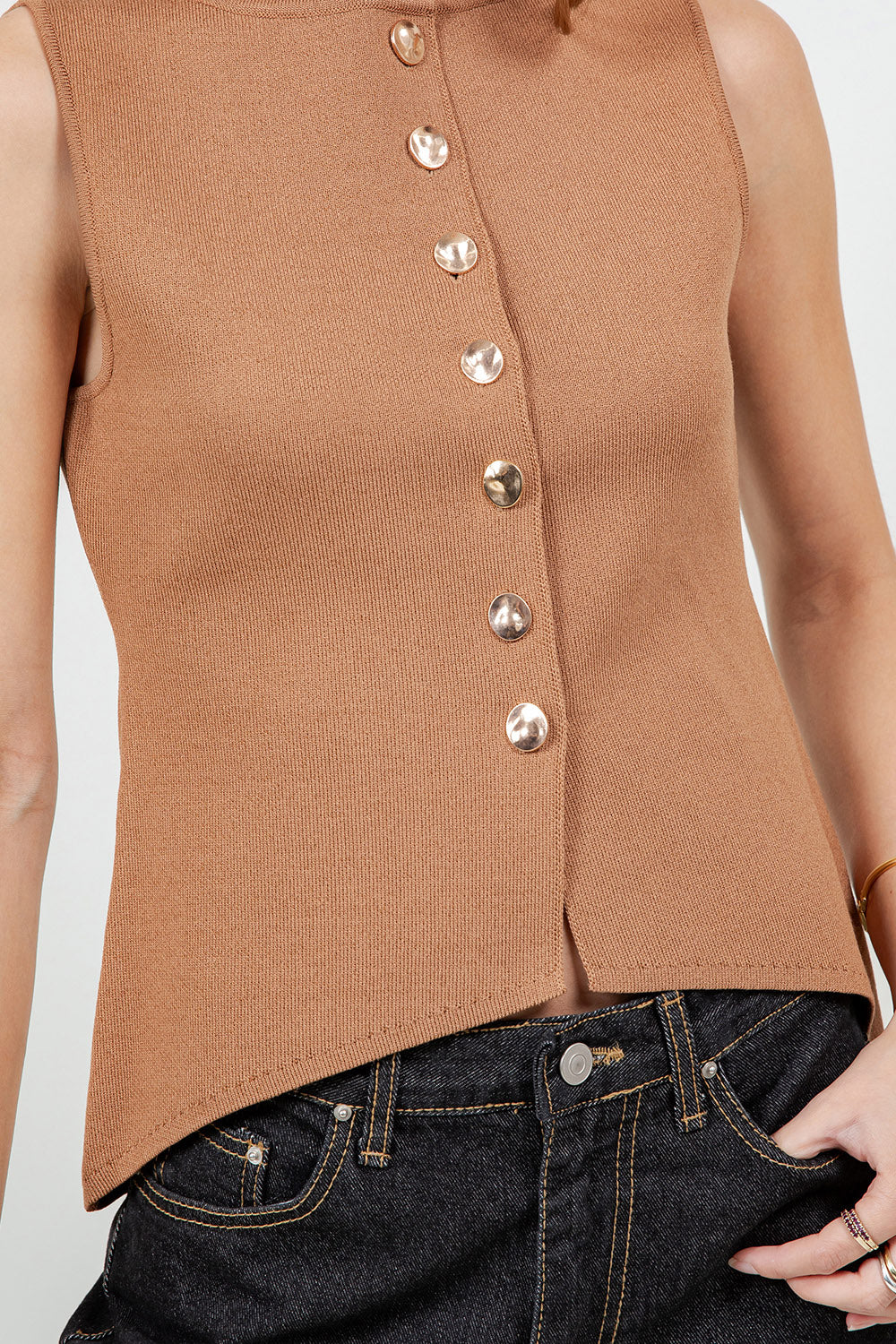 FITTED KNITDOWN TOP WITH ACCENT BUTTONS - CAMEL