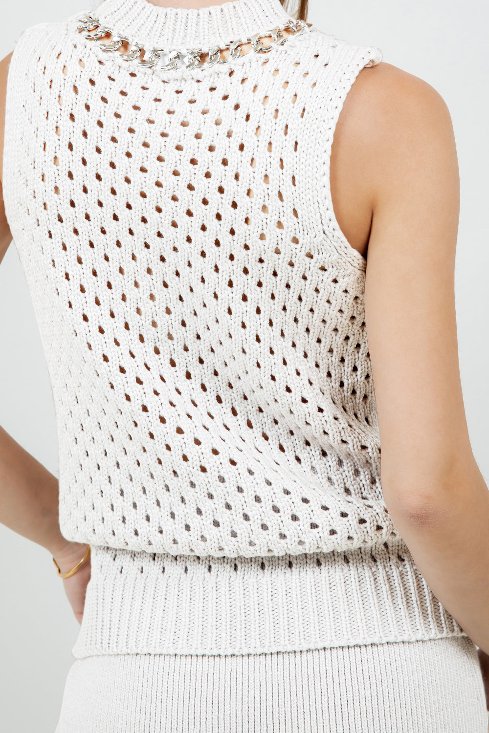 METAL CHAIN LINK DETAILED KNITTED SWEATER TOP - IVORY