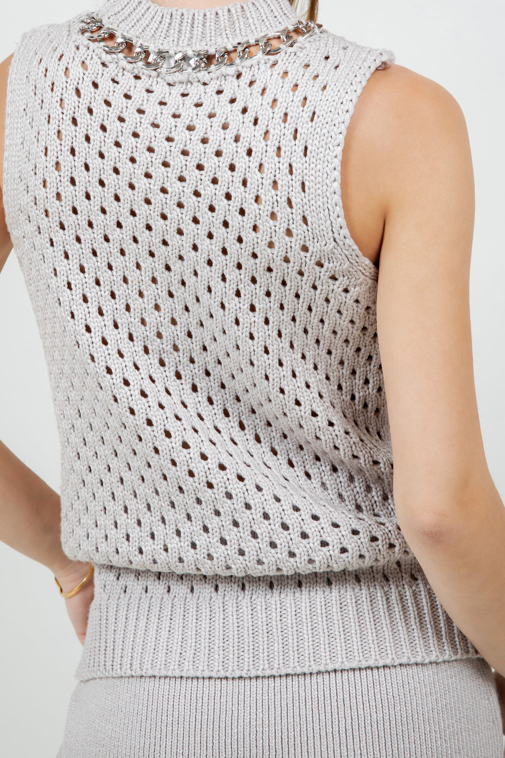 METAL CHAIN LINK DETAILED KNITTED SWEATER TOP - GREY