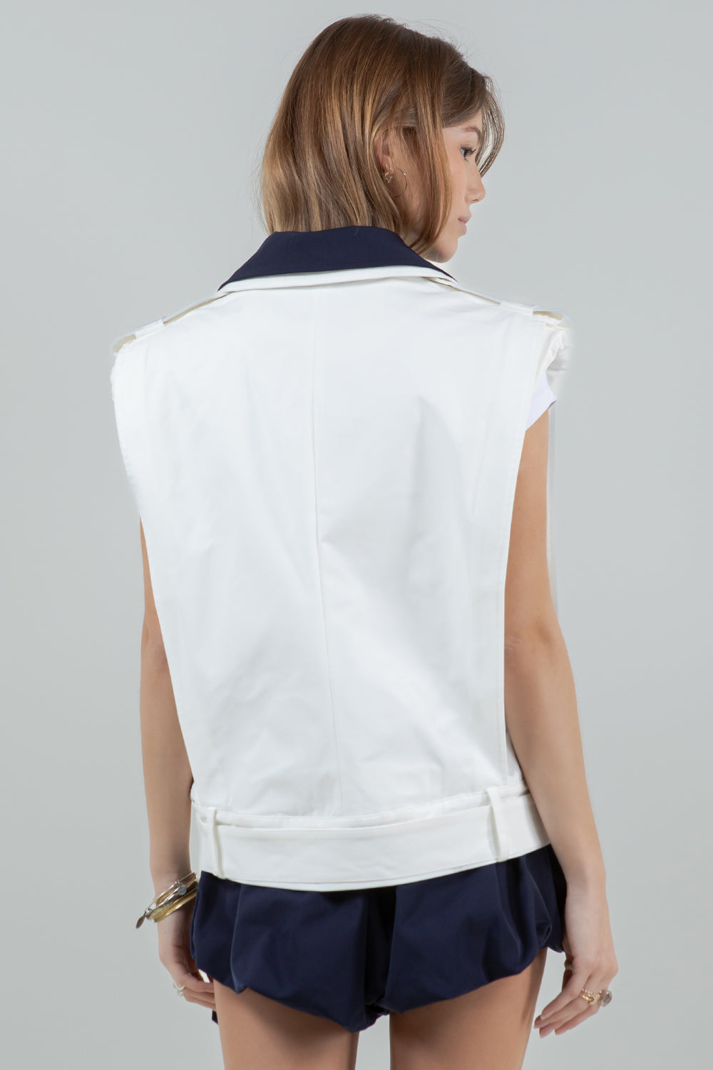 DOUBLE CONTRAST COLLAR COTTON VEST W BELT - WHITE/NAVY