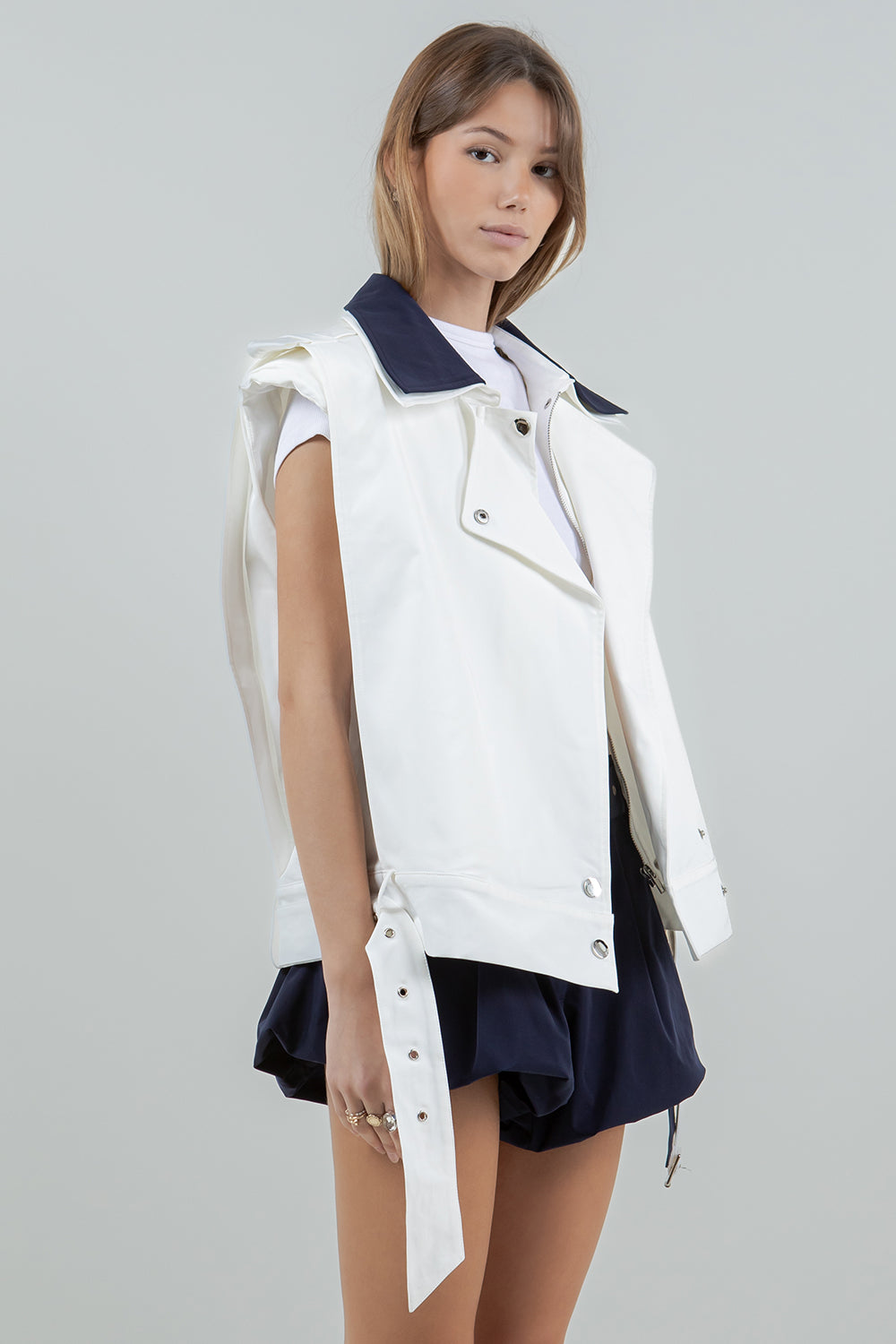 DOUBLE CONTRAST COLLAR COTTON VEST W BELT - WHITE/NAVY