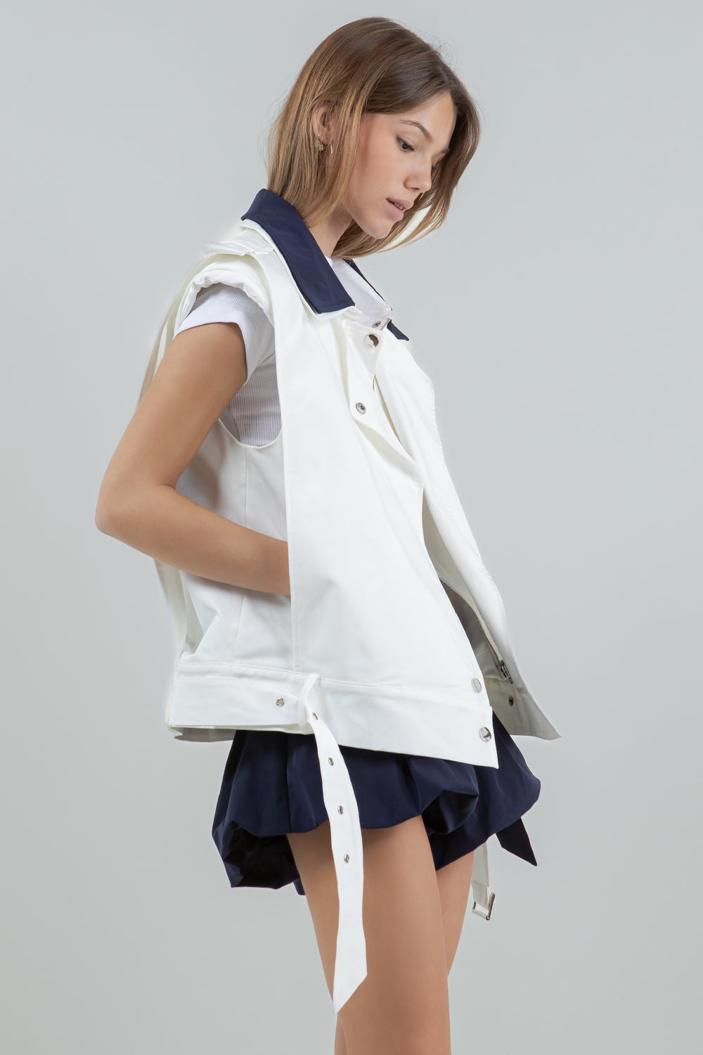 DOUBLE CONTRAST COLLAR COTTON VEST W BELT - WHITE/NAVY