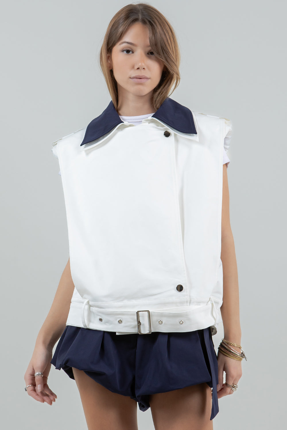 DOUBLE CONTRAST COLLAR COTTON VEST W BELT - WHITE/NAVY