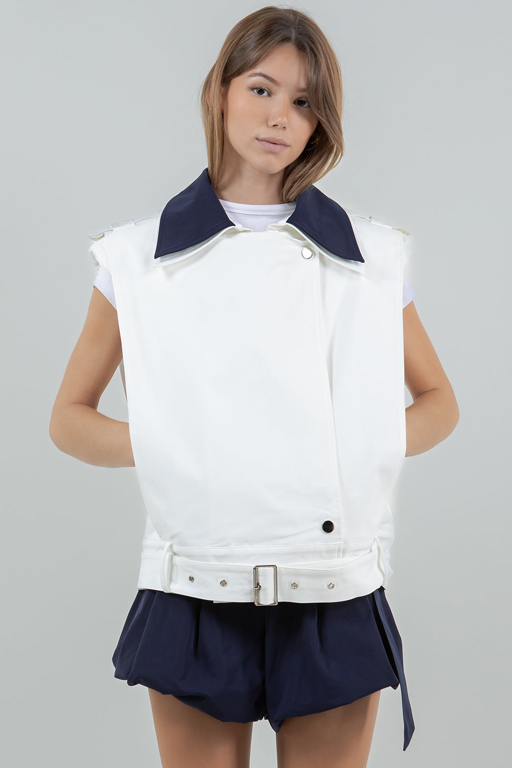 DOUBLE CONTRAST COLLAR COTTON VEST W BELT - WHITE/NAVY