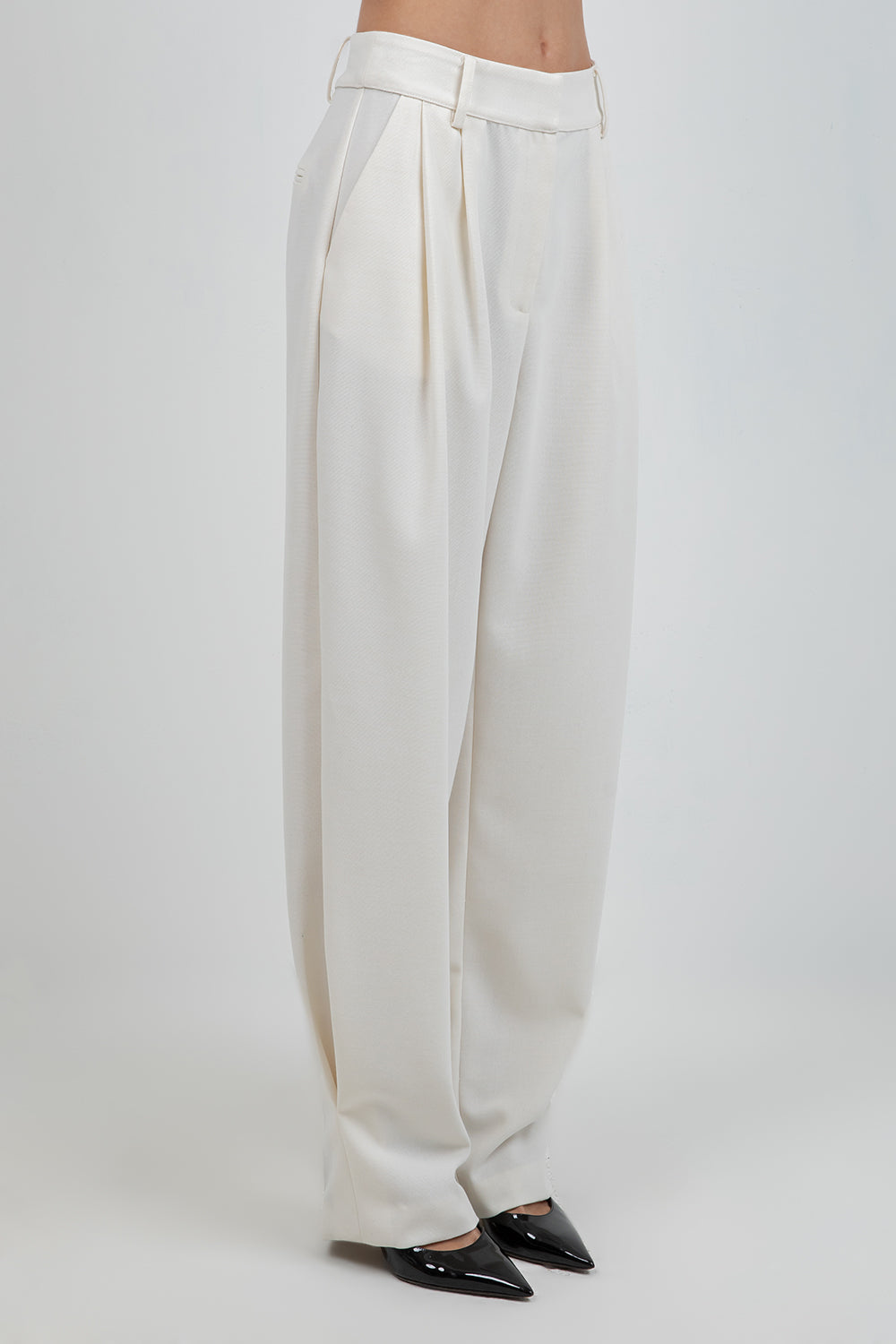 SOFT WOVEN PLEATED TROUSERS WITH TAPERED LEG OPENING (IVORY) - Whiteroom+Cactus