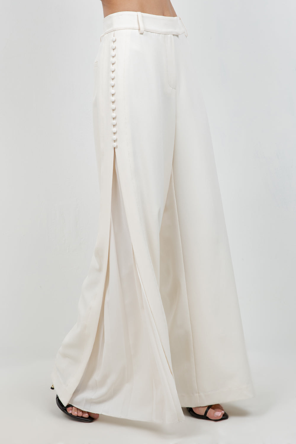 BUTTON DOWN SIDE PLEAT DETAILED SOFT WOVEN TROUSERS
