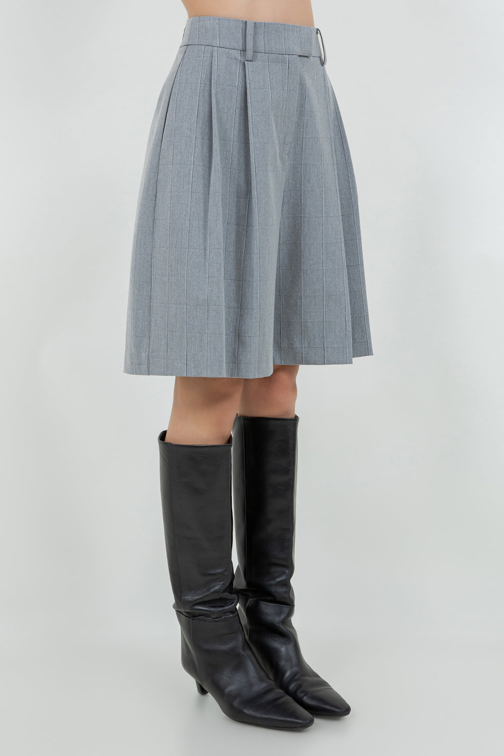 STRUCTURED WOVEN KNEE LENGTH BERMUDA SHORTS - Whiteroom+Cactus