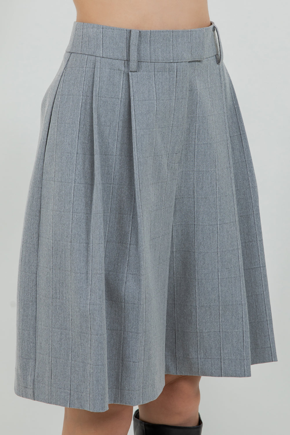 STRUCTURED WOVEN KNEE LENGTH BERMUDA SHORTS - Whiteroom+Cactus