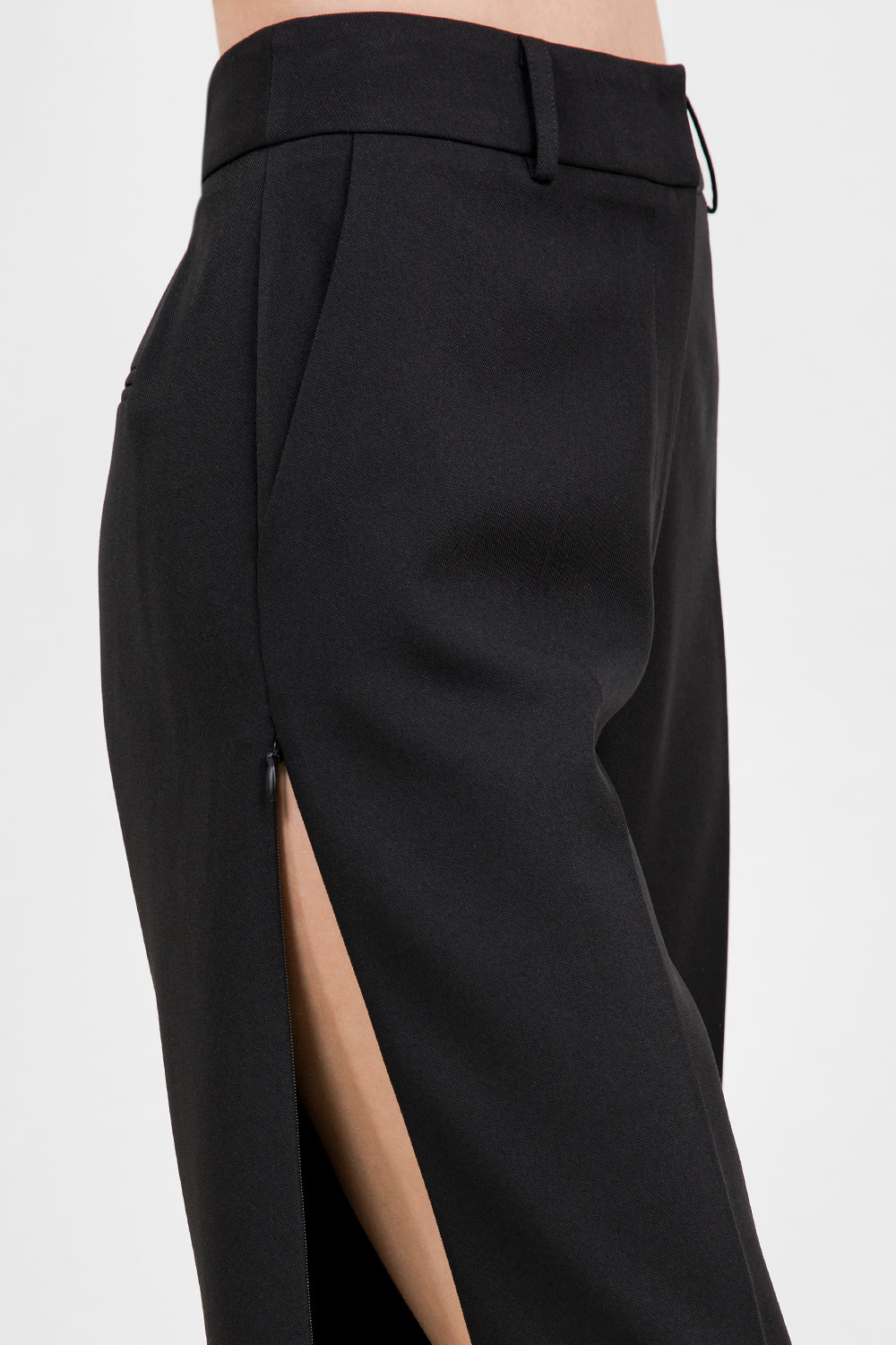 KNEE LENGTH WOVEN TROUSER SHORTS WITH SIDE ZIPPERS - BLACK - Whiteroom+Cactus