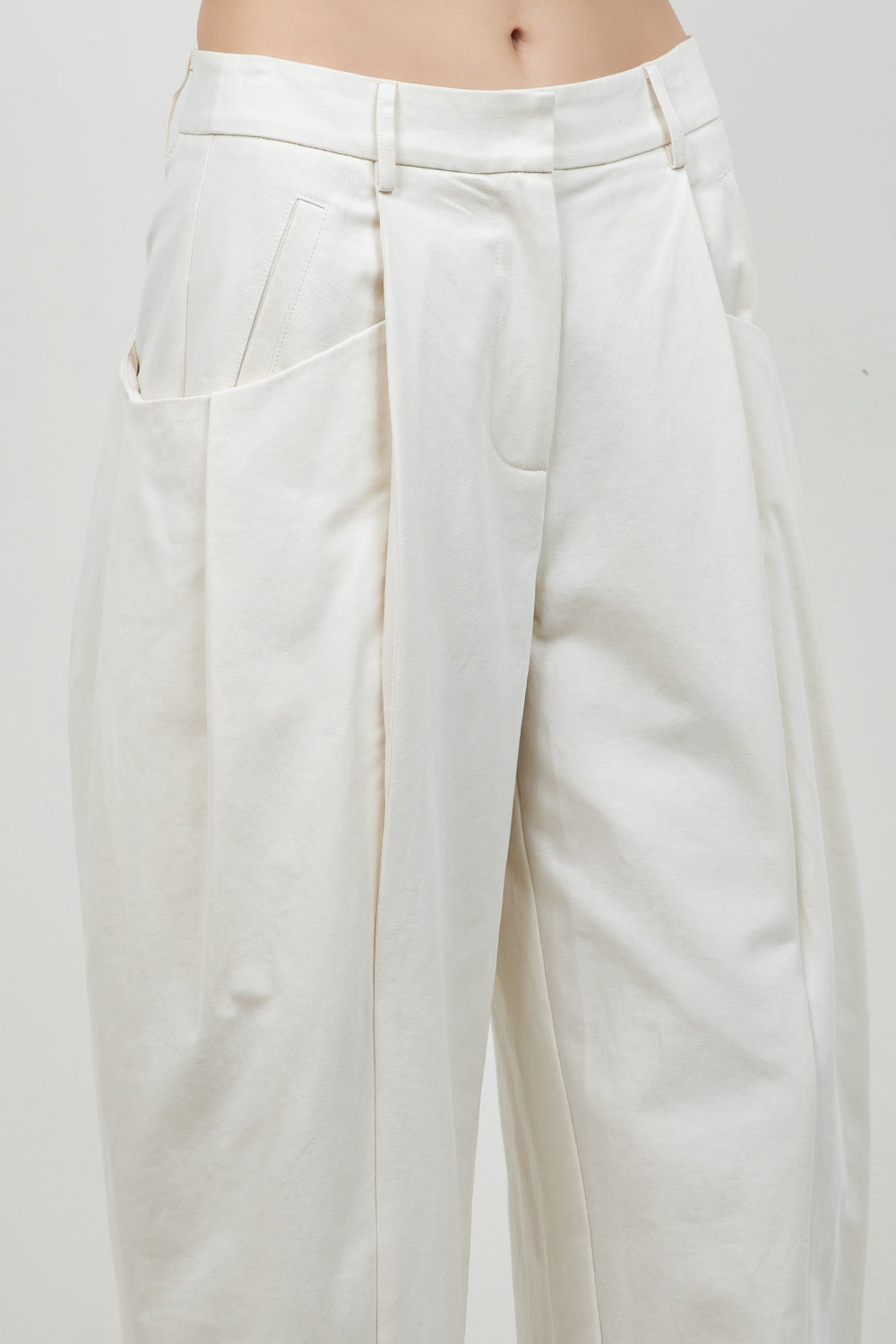COTTON SLIGHT BARREL TROUSERS WITH POCKET ACCENTS