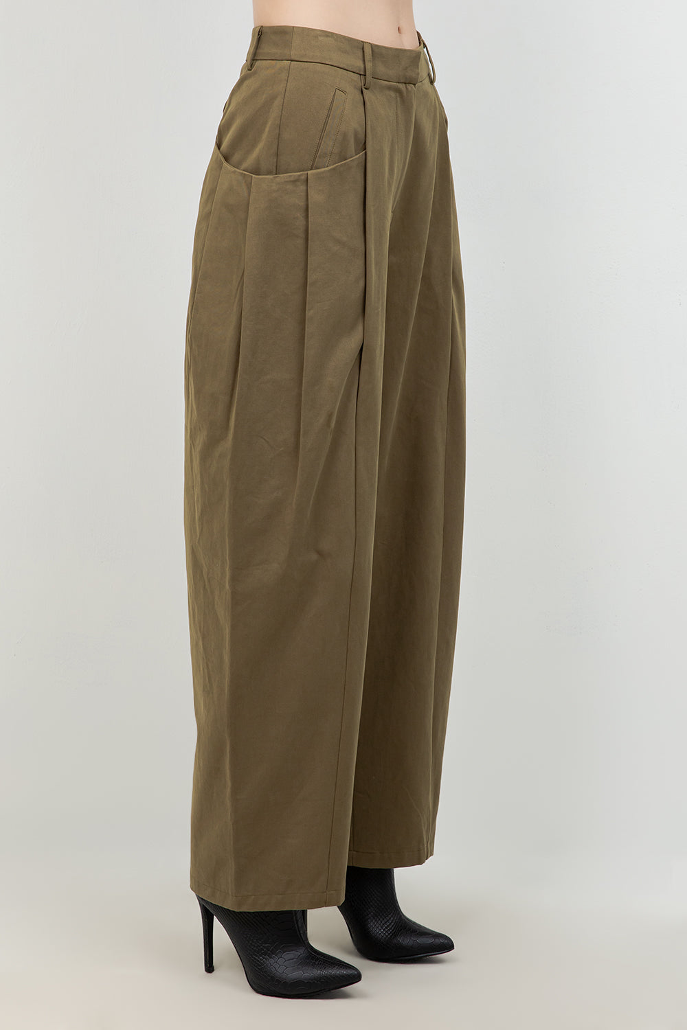 COTTON SLIGHT BARREL TROUSERS WITH POCKET ACCENTS