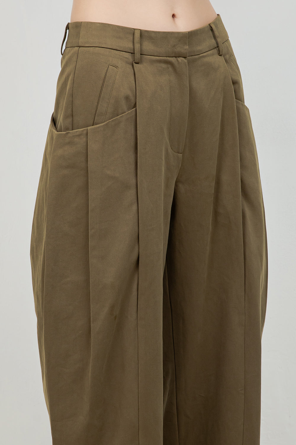 COTTON SLIGHT BARREL TROUSERS WITH POCKET ACCENTS