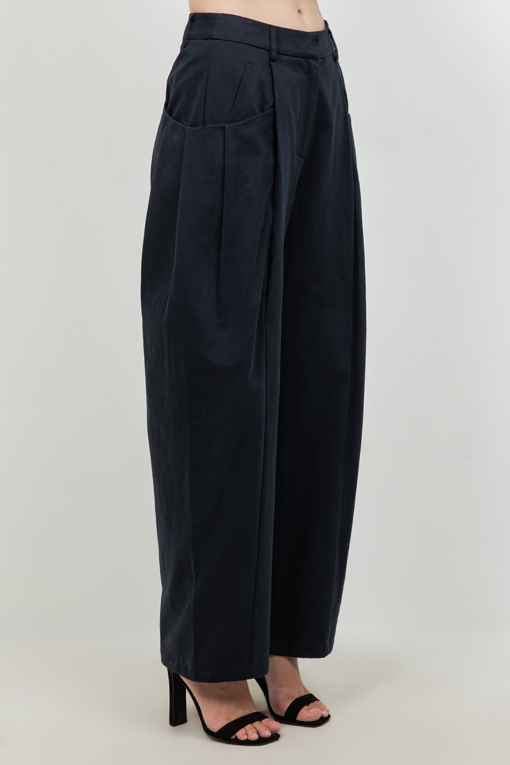 COTTON SLIGHT BARREL TROUSERS WITH POCKET ACCENTS