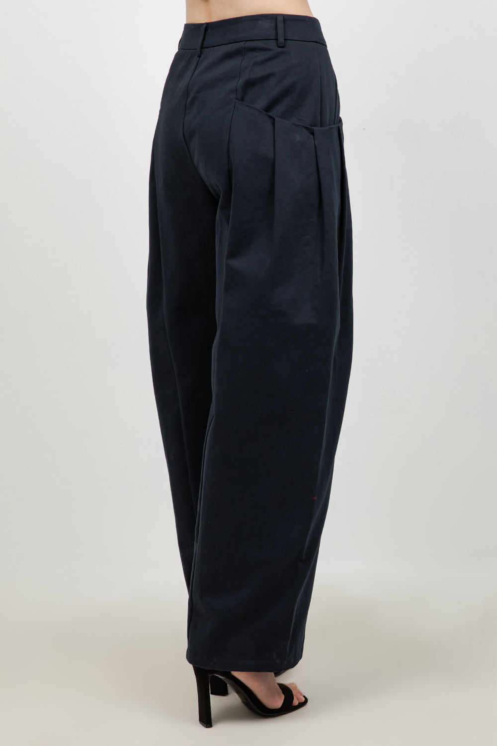 COTTON SLIGHT BARREL TROUSERS WITH POCKET ACCENTS