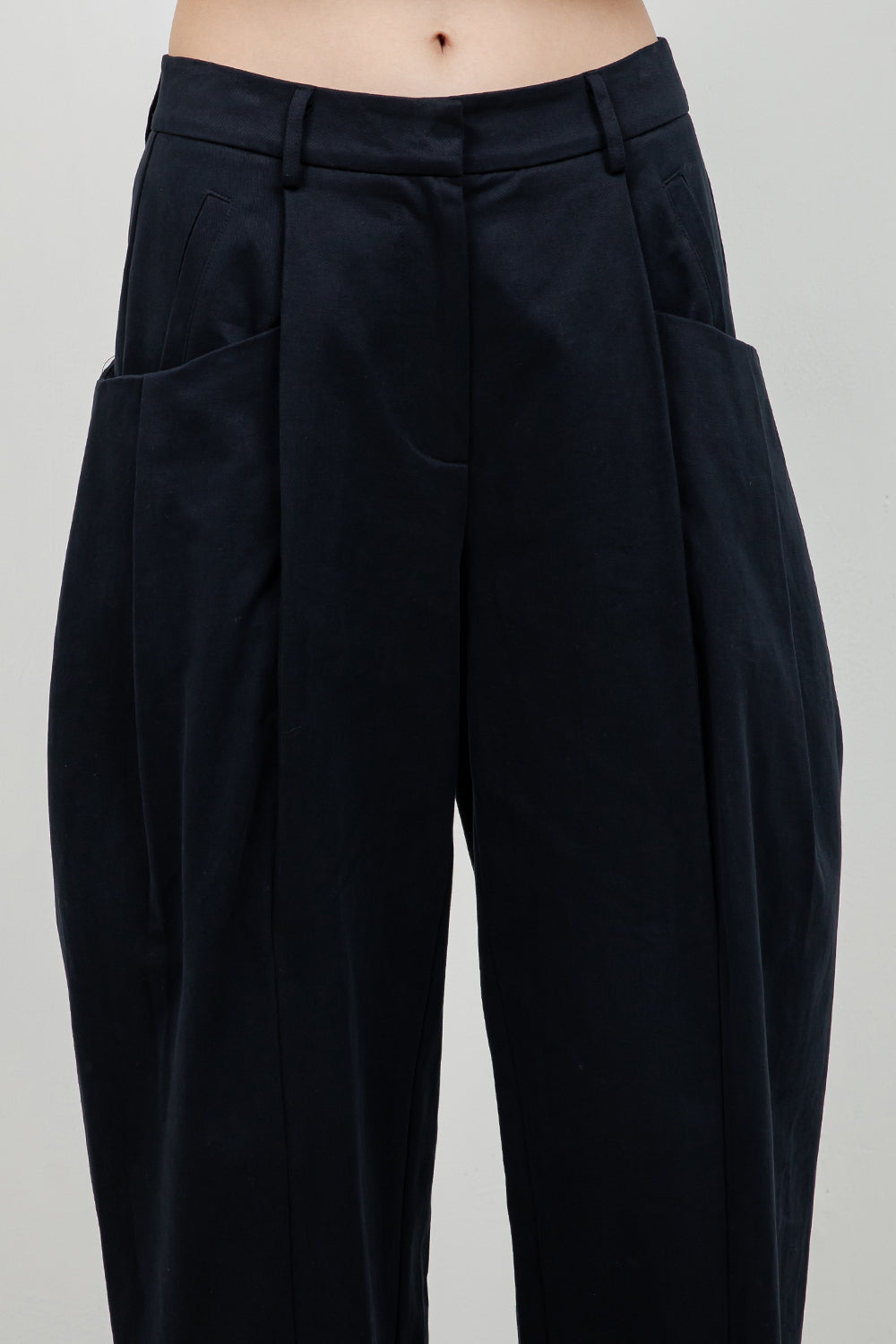 COTTON SLIGHT BARREL TROUSERS WITH POCKET ACCENTS