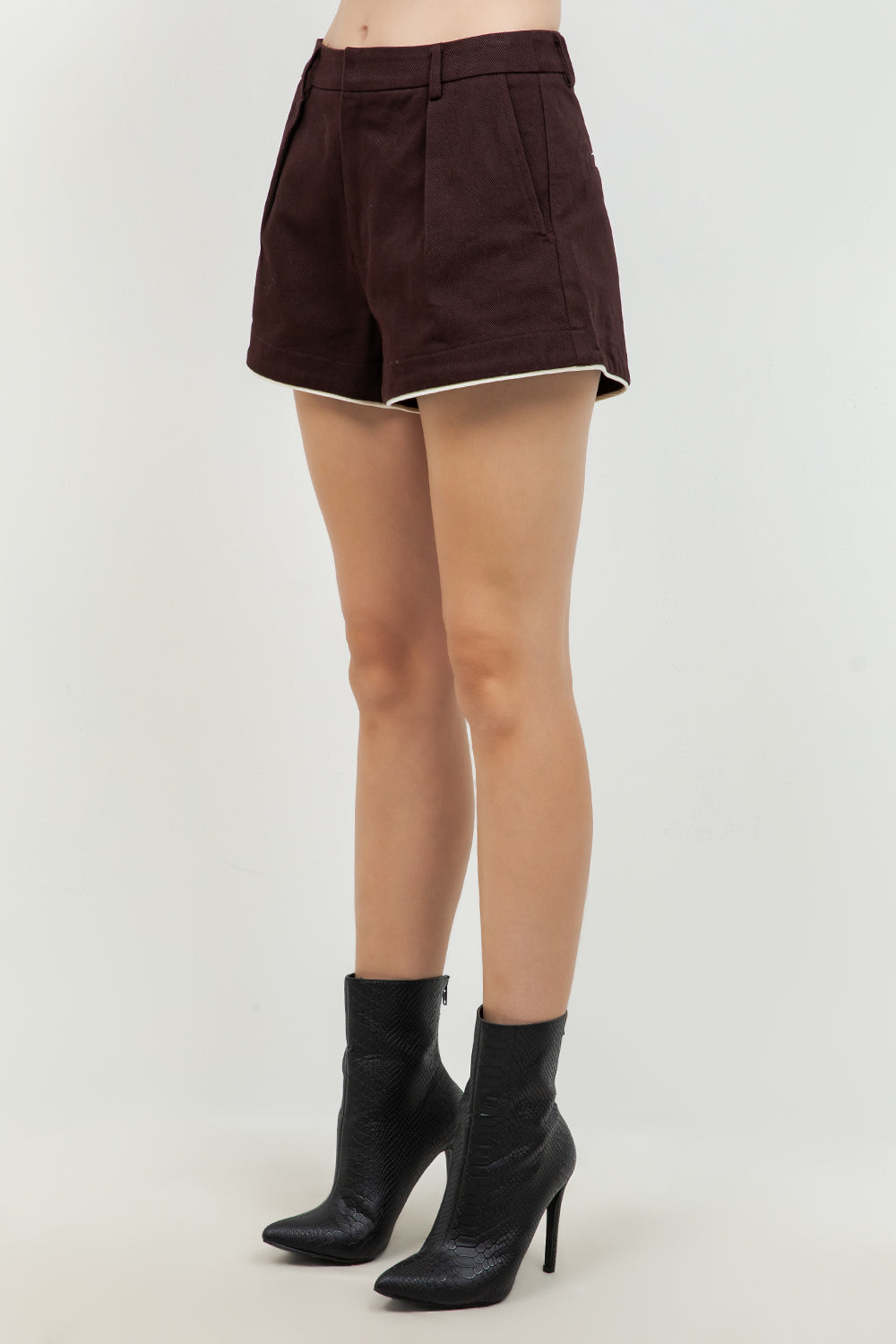 COTTON SHORTS WITH CONTRAST PIPING ACCENT