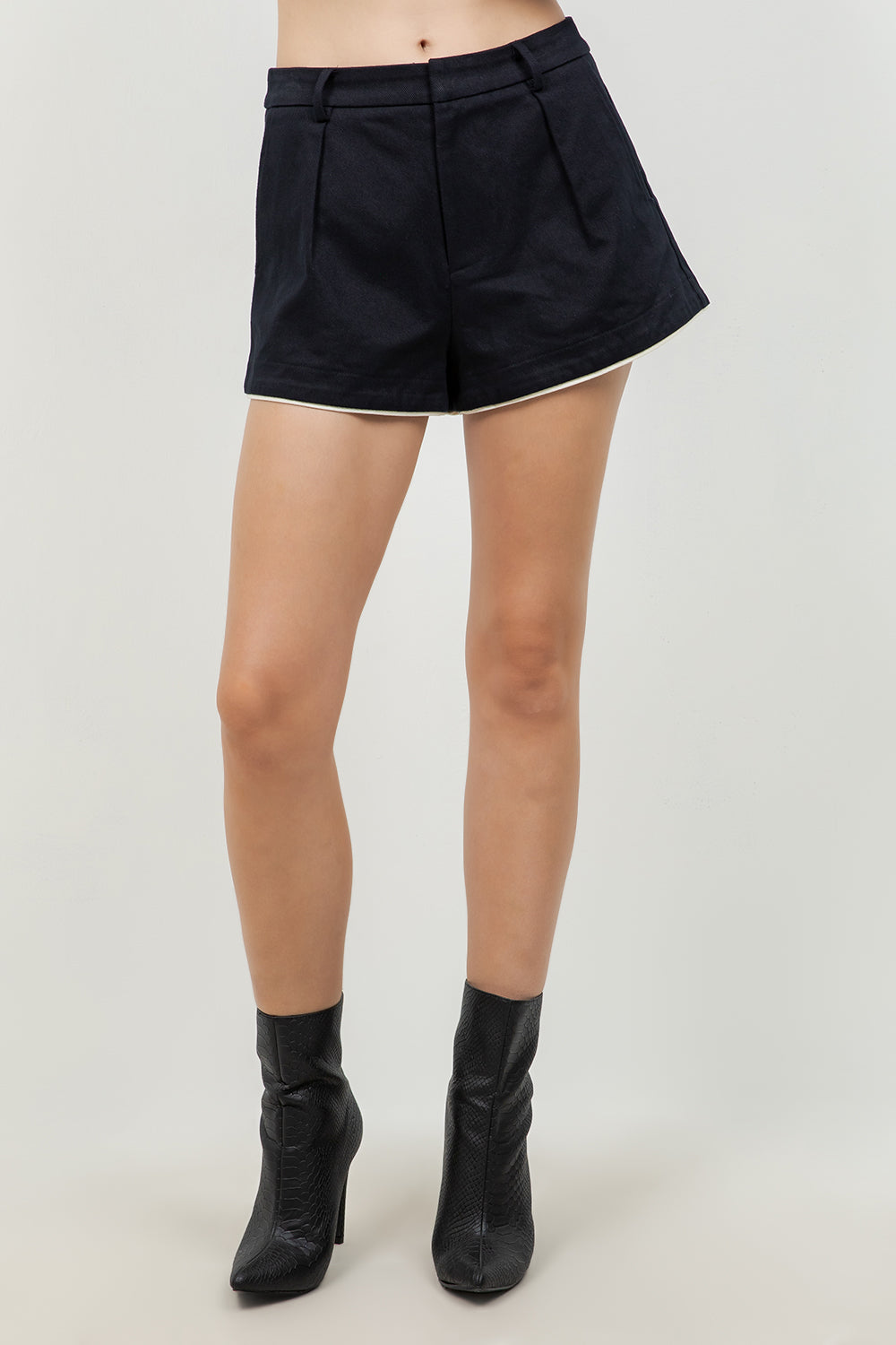 COTTON SHORTS WITH CONTRAST PIPING ACCENT