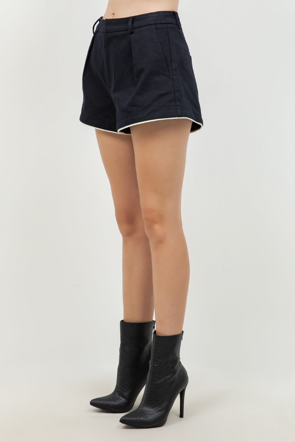 COTTON SHORTS WITH CONTRAST PIPING ACCENT