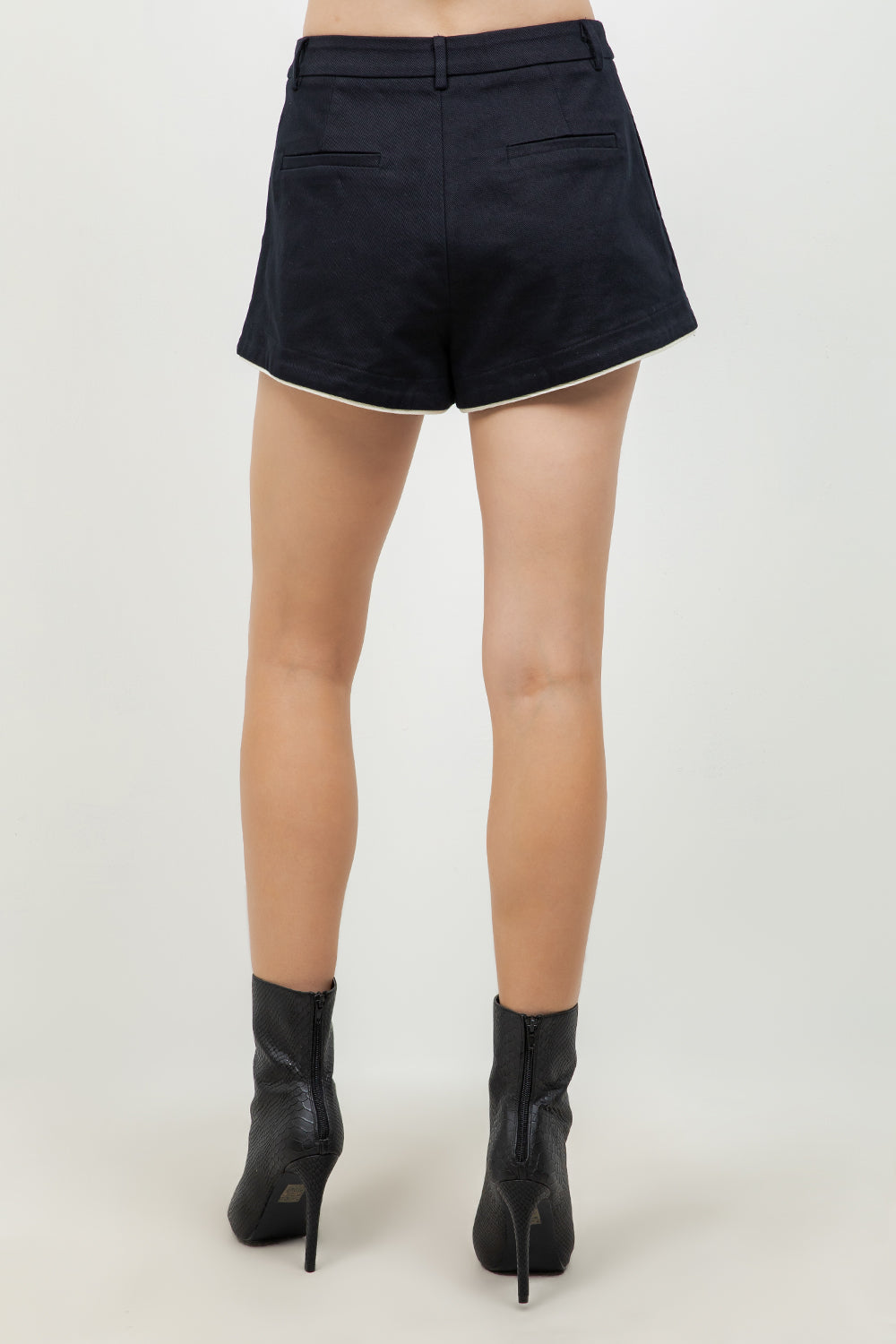 COTTON SHORTS WITH CONTRAST PIPING ACCENT