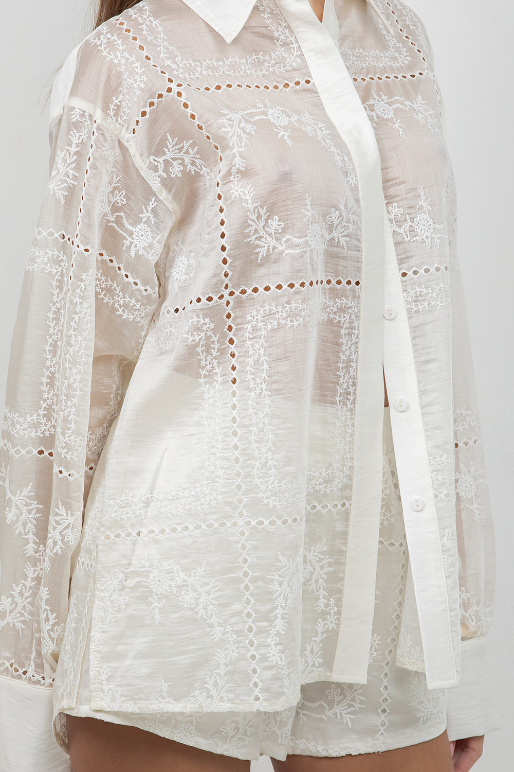 EMBROIDERY TEXTURED BUTTON DOWN SHIRT