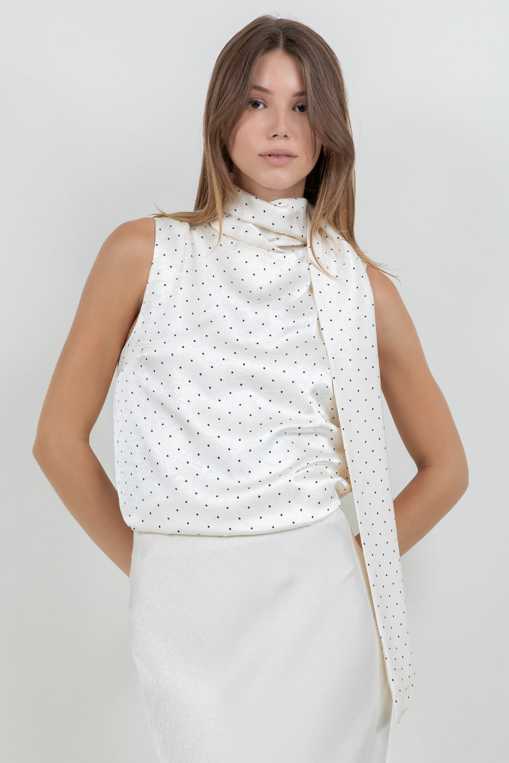 SCARF ATTACHED CRINKLE SATIN SLEEVELESS POLKA DOT BLOUSE