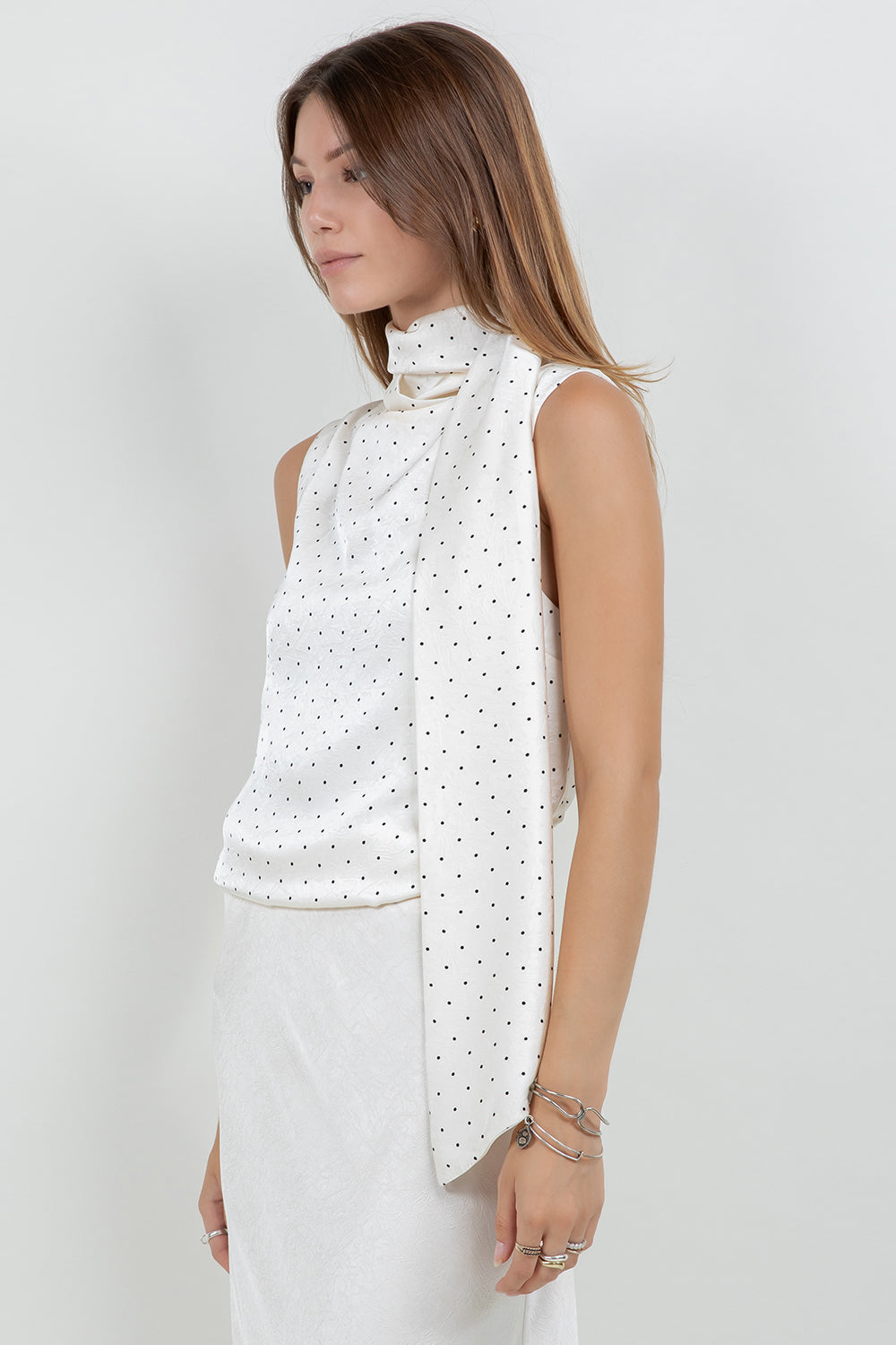 SCARF ATTACHED CRINKLE SATIN SLEEVELESS POLKA DOT BLOUSE