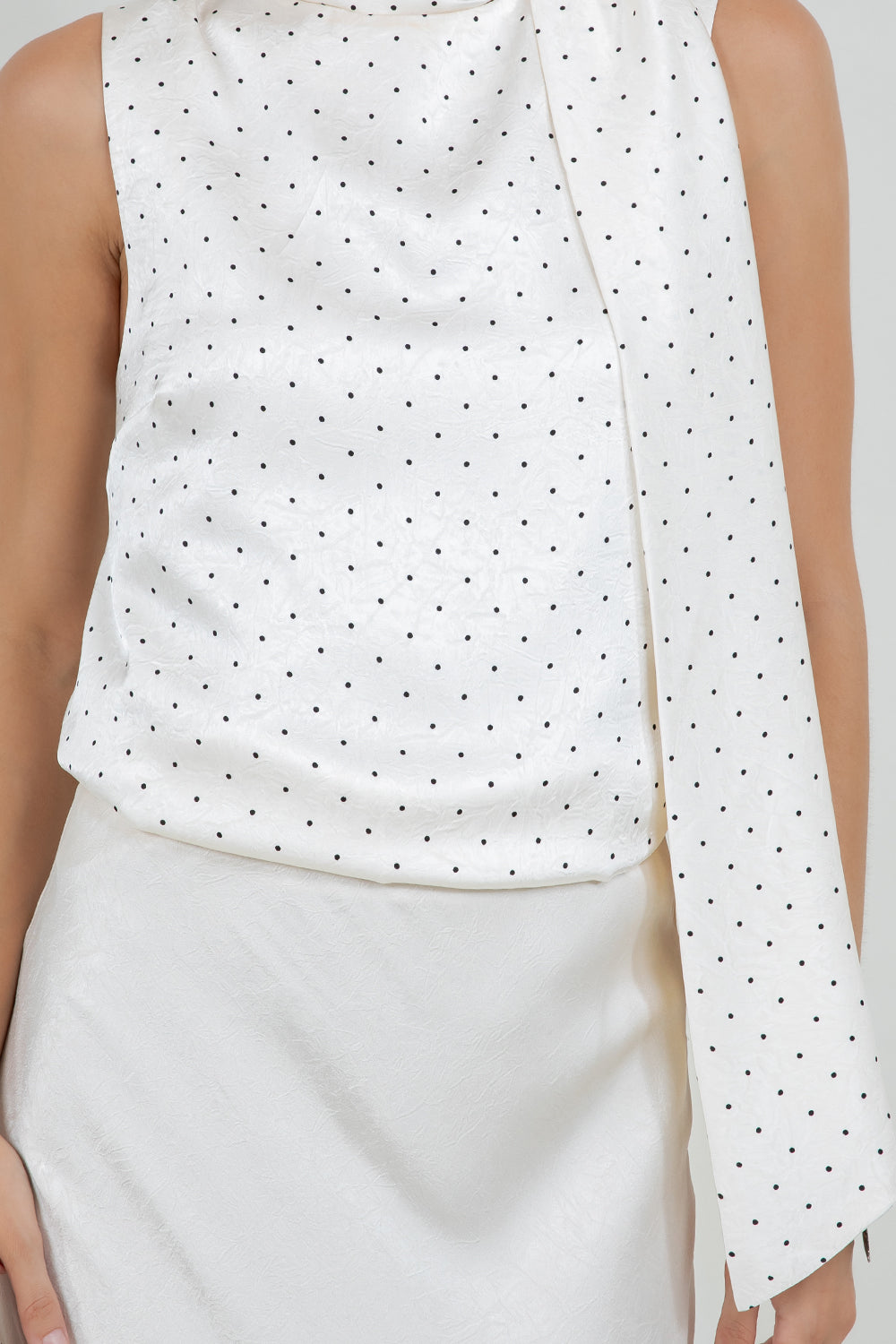 SCARF ATTACHED CRINKLE SATIN SLEEVELESS POLKA DOT BLOUSE