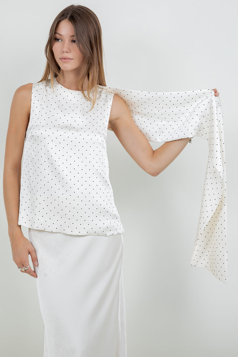 SCARF ATTACHED CRINKLE SATIN SLEEVELESS POLKA DOT BLOUSE