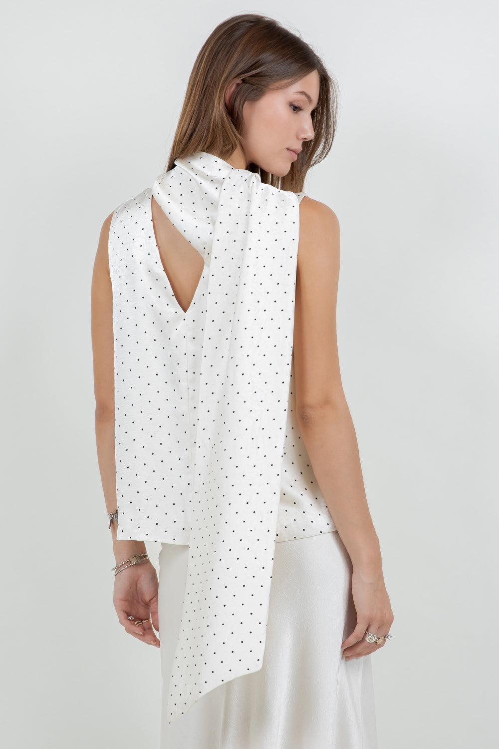 SCARF ATTACHED CRINKLE SATIN SLEEVELESS POLKA DOT BLOUSE
