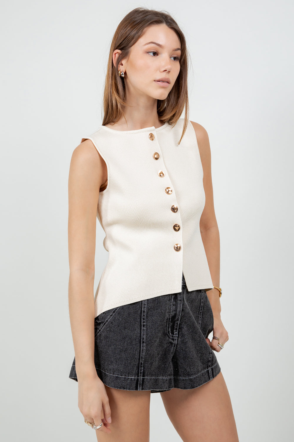 FITTED KNITDOWN TOP WITH ACCENT BUTTONS - IVORY