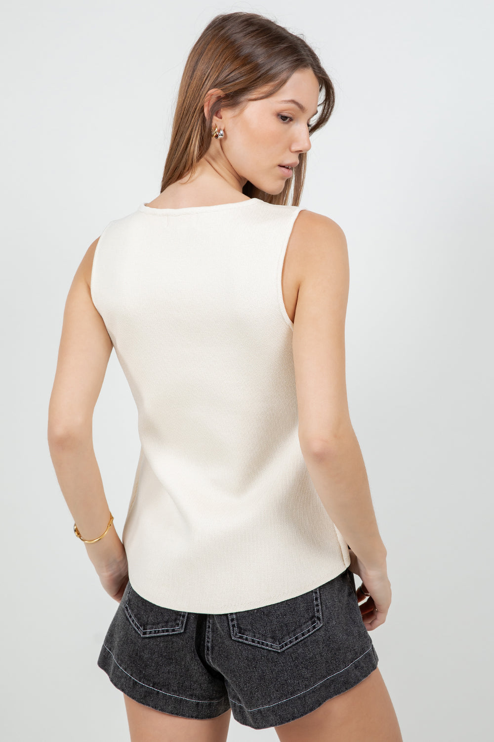 FITTED KNITDOWN TOP WITH ACCENT BUTTONS - IVORY