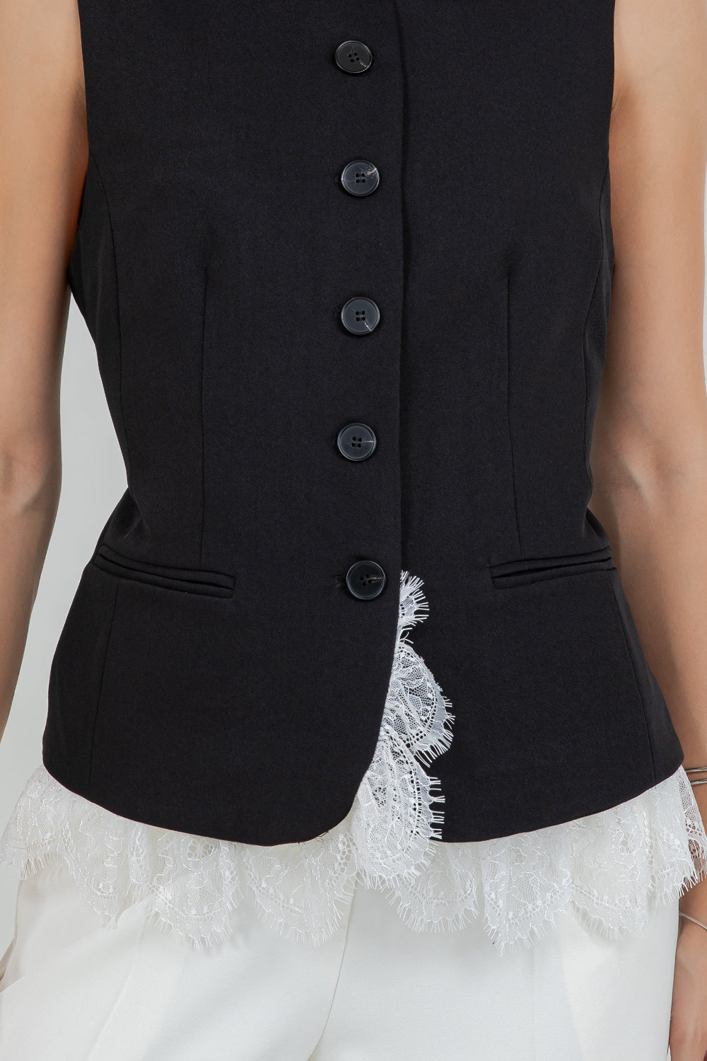 SOFT WOVEN STRUCTURED VEST WITH CONTRAST BOTTOM LACE - BLACK