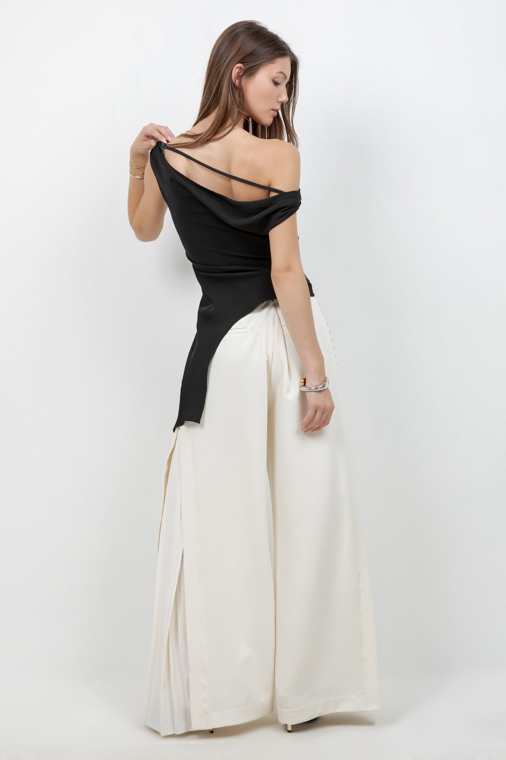 SOFT WOVEN ASYMMETRICAL SLEEVELESS TOP W PLEAT DETAILS - BLACK - Whiteroom+Cactus