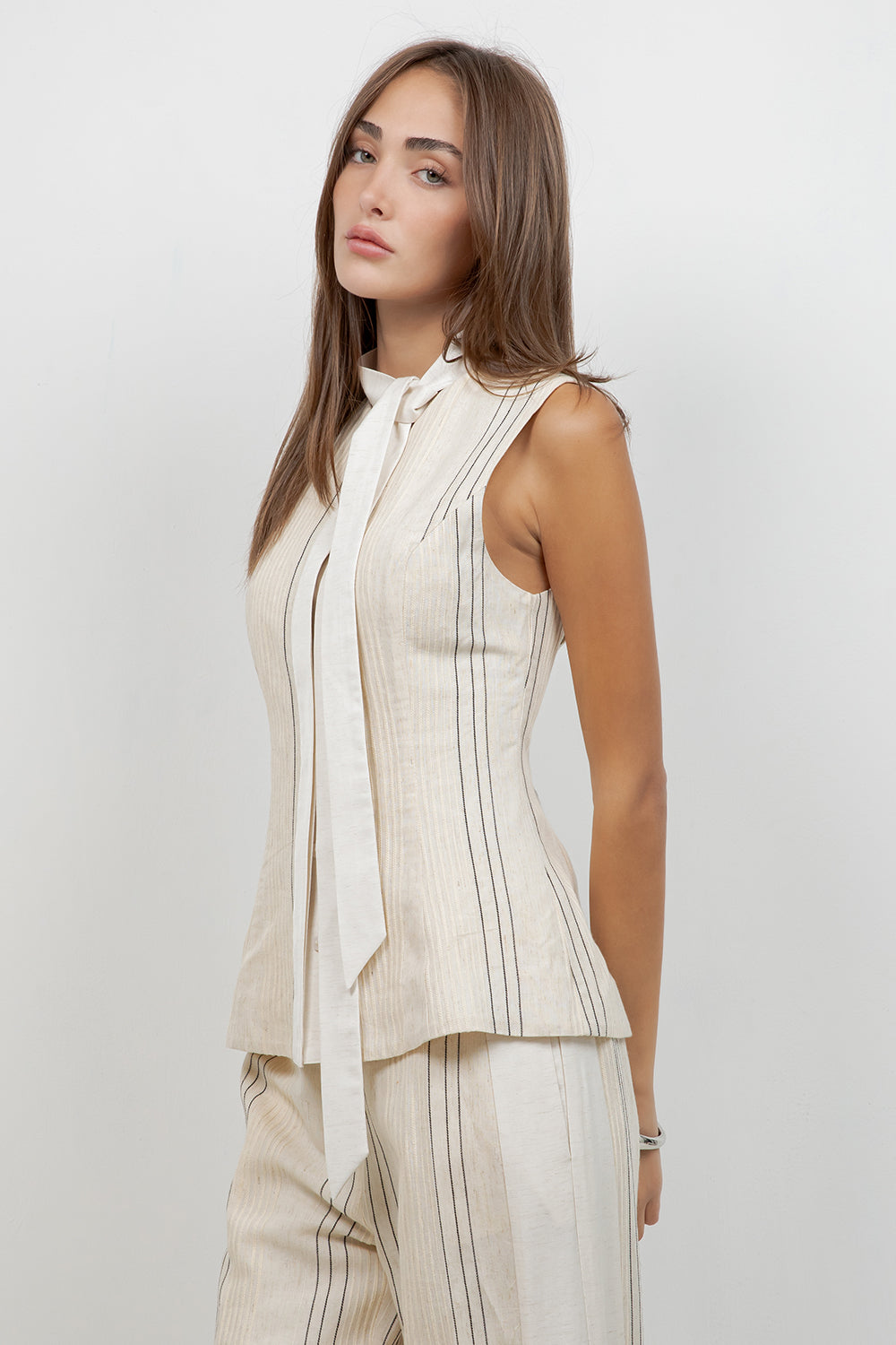 LINEN SLEEVELESS TOP WITH CONTRAST SCARF TIE