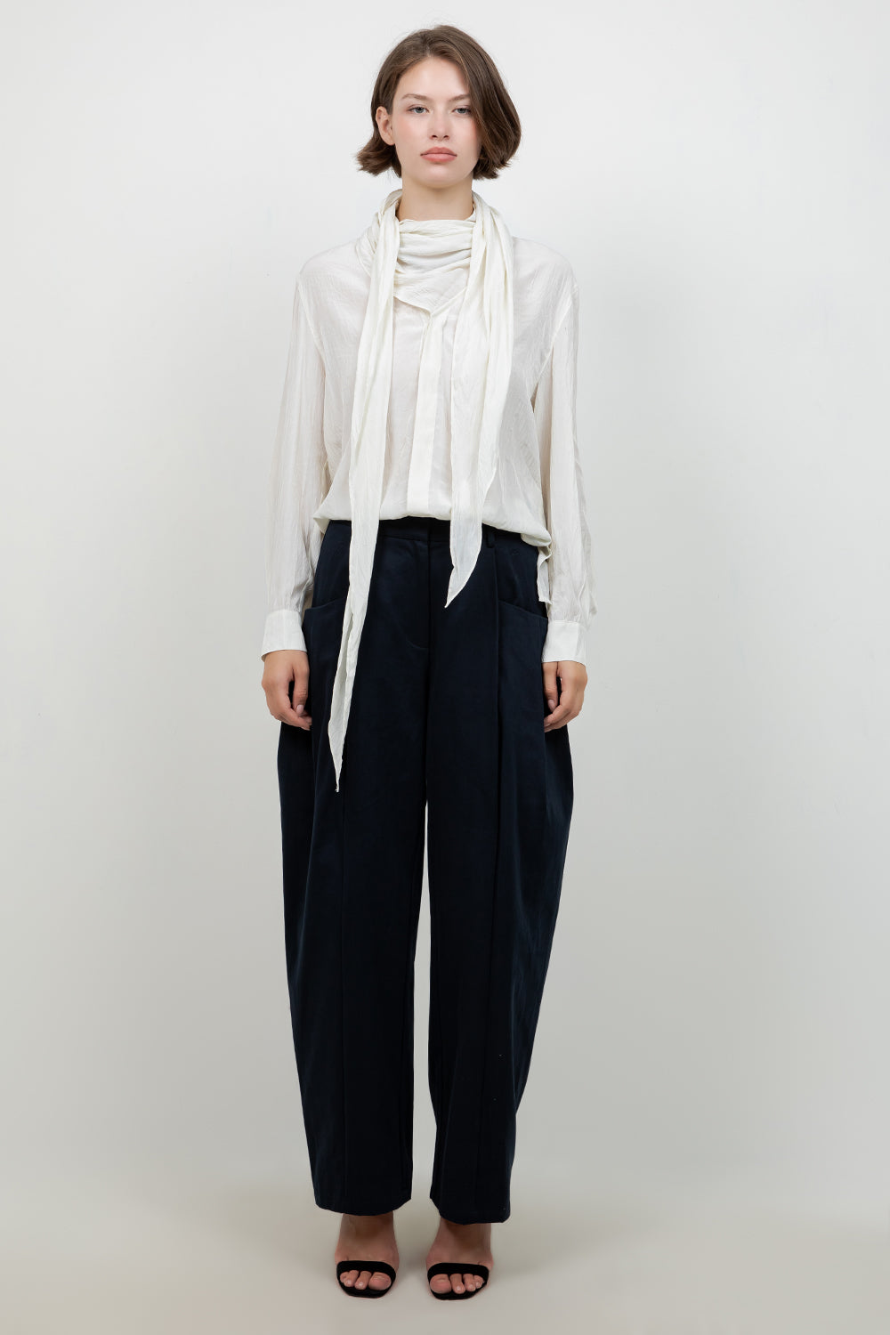 COTTON SLIGHT BARREL TROUSERS WITH POCKET ACCENTS